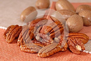 Whole and shelled pecans