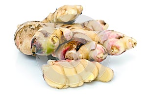 Whole and sliced fresh ginger photo