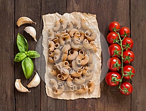 Whole wheat pasta with garlic, tomatoes and basil