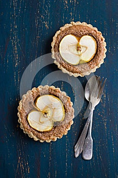 Whole wheat tarts with chocolate frangipane and apple