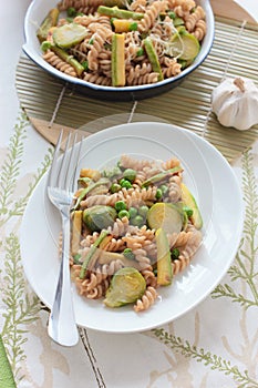 Wholegrain pasta with green beans, zucchini