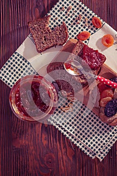 Wholemeal bread with apricot jam