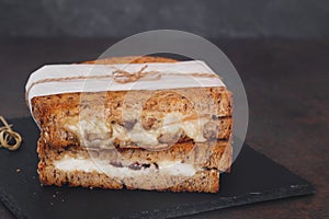 Wholemeal sandwiches with goats cheese, cranberries and mushrooms