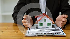 The wholesale clerk sends the customer a house design for decision making before signing the contract to purchase contract documen