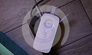 Wi-Fi Internet signal booster for home