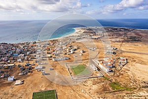 Ancho vista aérea sobre el centros sobre el la ley municipio sobre el a la izquierda a Deportes en medio 