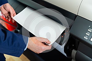 Wide format printer for paper in tipography