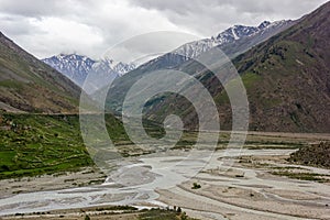 The wide river bed of the Chandra Bhaga river