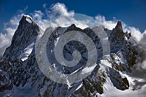 Largo da una enorme montagna picco coperto la neve Infatti accattivante visualizzazione 