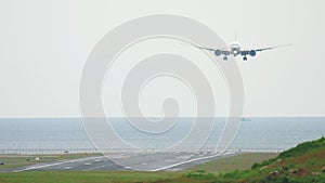 Widebody aircraft landing