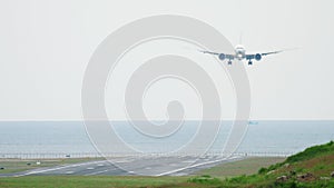 Widebody aircraft landing