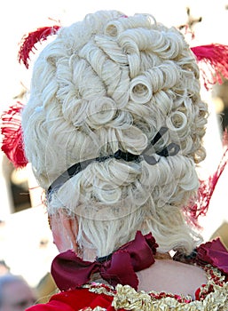 wig of a noblewoman seen from behind with white hair and curls