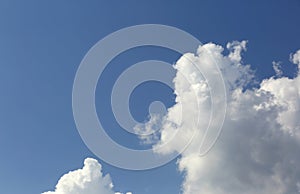 Wihte clouds on blue sky