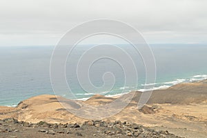 Salvaje Playa de en de sobre el hacia el viento Costa arena durazno a marrón. julio 4 2013. 