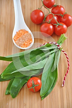 Wild garlic with tomatoes