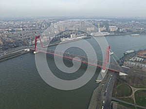 The Willemsbrug is a bridge over the Nieuwe Maas in the center of the Dutch city of Rotterdam .