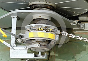 Winch with chain