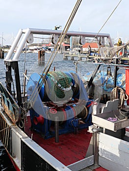 Winch for hauling in the trawl net on a fishing cutter in the harbor