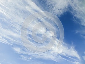 Nube sobre el cielo azul 