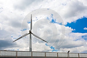Wind energy generator with rotating blades