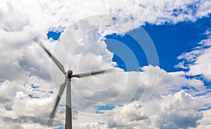 Wind energy generator with rotating blades