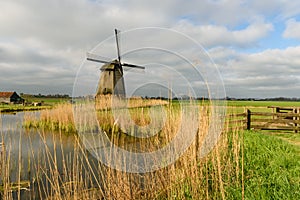 Větrný mlýn na kanál v západ nizozemí 