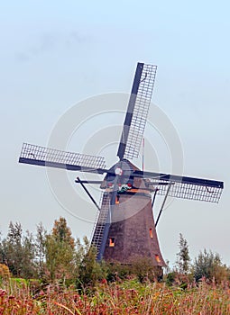 Windmill in Kinderdijk in vertical