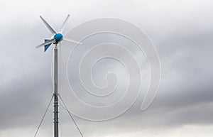 Windmill that measures wind