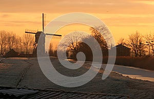 Větrný mlýn v ráno slunce 