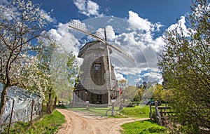 Molino en la primavera naturaleza 