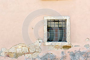 Window in a cracked wall; in horizontal orientation