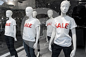 Window display with mannequins and text Sale