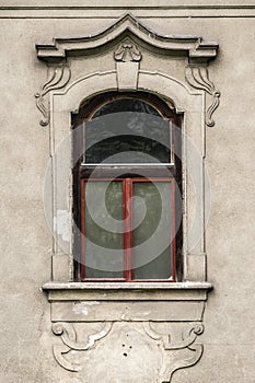 Okno historického barokového domu na Slovensku