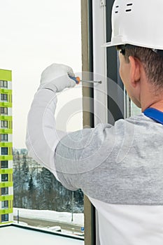 The window installer docks the window frames