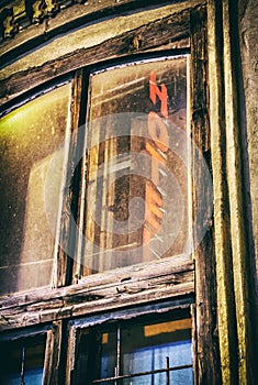 Okno s reflexným nápisom Hotel, analógový filter