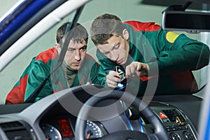 Windscreen repairman workers