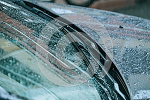 Windshield wiper with rain drop