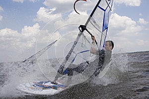 Surfer auf der voll geschwindigkeit 