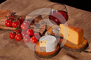 Wine cheese tomatoes