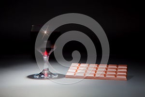 Víno čokoláda. mäkký zasnený obraz z pohár červené víno 