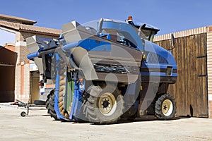 Wine grape harvester