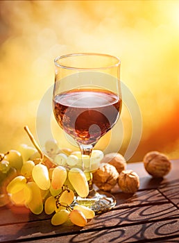 Víno a zrnko vína vlašské orechy na drevený stôl 