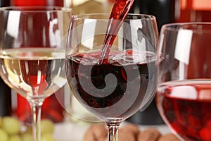 Vino rosso versando in un bicchiere di vino.
