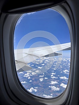 wing of a plane flying in the air