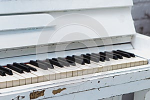 Wintage white piano