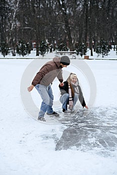 Winter couple activities. Winter Date Ideas to Cozy Up. Cold season dates for couples. Young couple in love waking