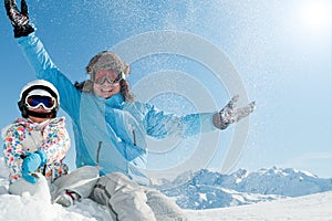 Inverno, neve, sole e divertimento felice sciatori a giocare nella neve.