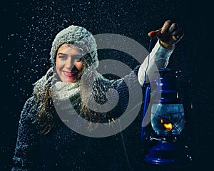 Femmina con lampada fantasia invernale ritratto.