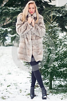 Winter Girl in Luxury Fur Coat