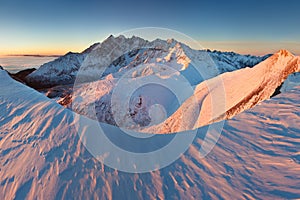 Zimní panorama pohoří Vysokých Tater s mnoha vrcholy a jasnou oblohou z Belianských Tater. Slunečný den na vrcholu zasněžených hor.